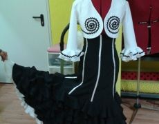 Confección de vestidos de flamenca, enaguas de mesa. Bubión