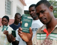 Manos migrantes invisibles detrás de la Copa mundial de fútbol en Brasil