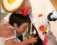 Patch Adams: “Hemos convertido la medicina en un negocio sucio y avaro”