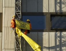 ACCIÓN// Entregamos un panel solar al ministro Soria para decir NO al impuesto al sol