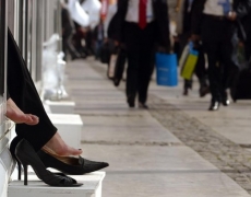 Un juez declara «discriminatorio» obligar a las trabajadoras a llevar zapatos de tacón