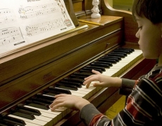 Tocar un instrumento controla las emociones y disminuye la ansiedad de los niños